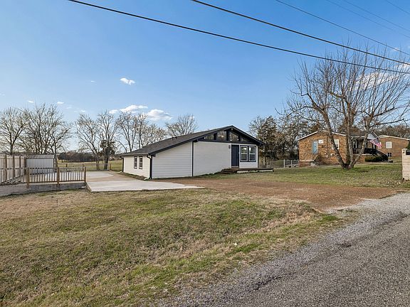 2nd image of 7 Roberts Ln