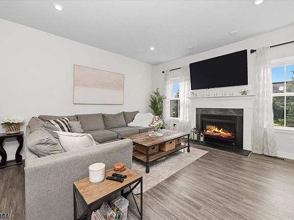 5th image of 14 Cypress Ln