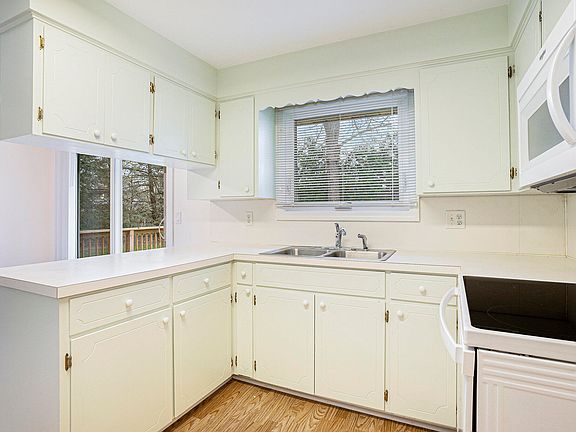 3rd image of 130 Wood Ave