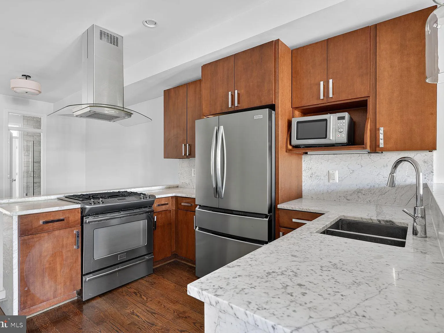 Rosa Condominiums — Photo 2