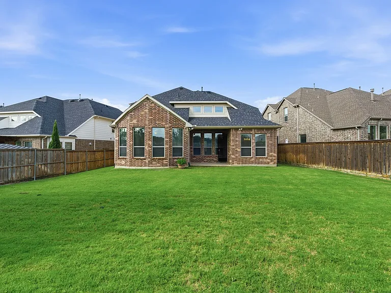 7452 Reverchon Dr — Photo 39