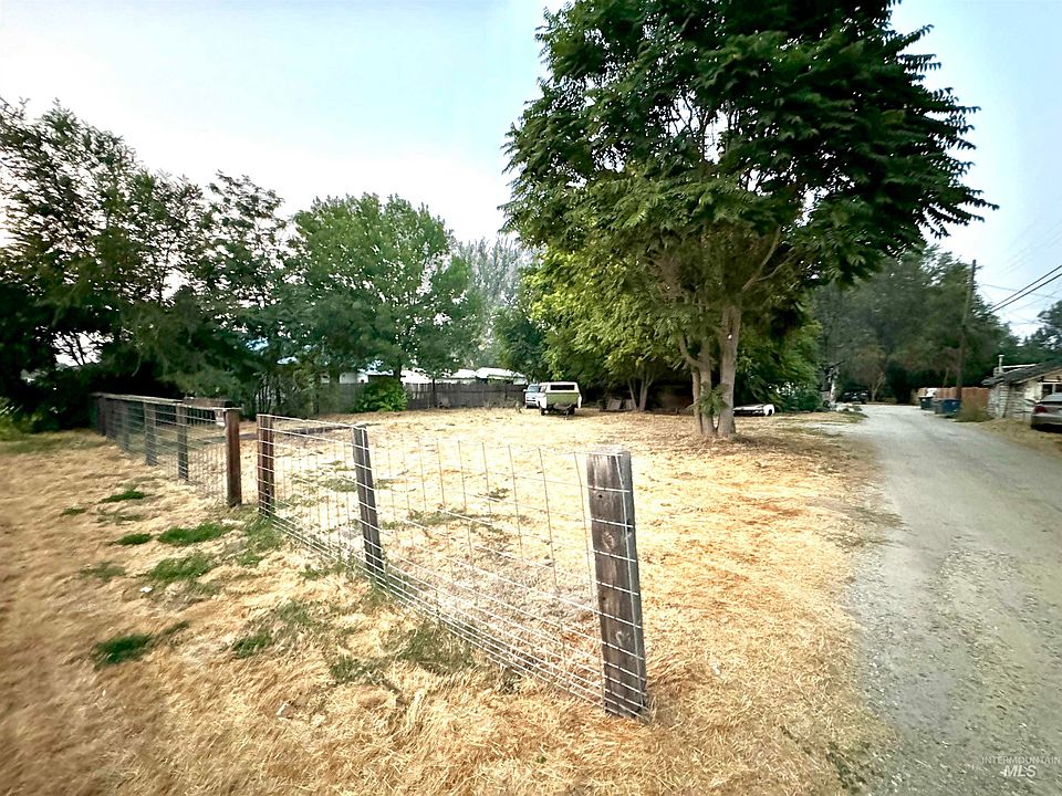 2nd image of 812 2nd St N