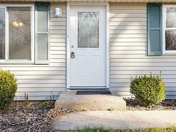 3rd image of 2404 N Northcrest Dr