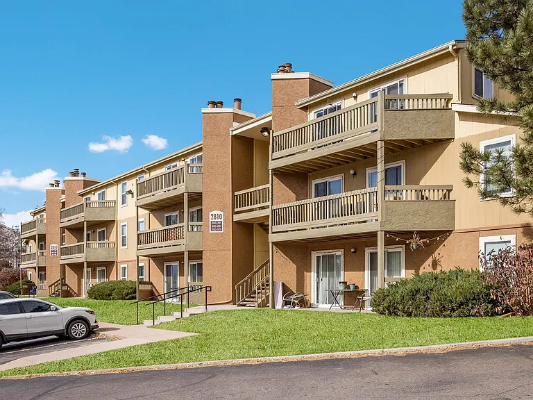 Woodland Hills Apartments — Photo 17