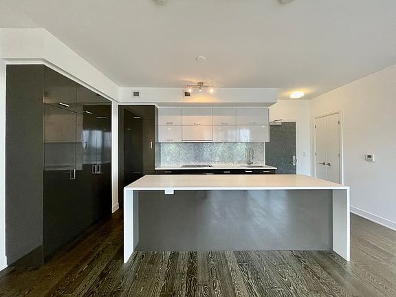 4th image of 428 Sparks St #1407