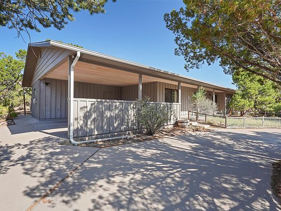 3rd image of 427 Estante Way