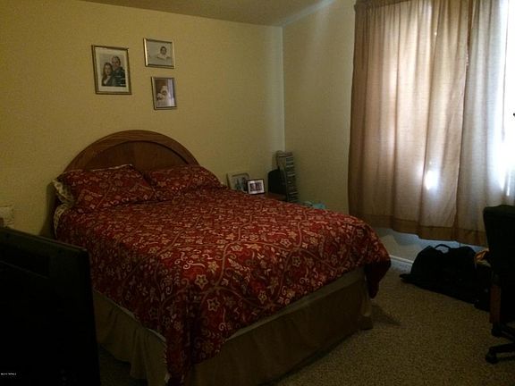 3rd image of 8025 N Siskiyou Dr