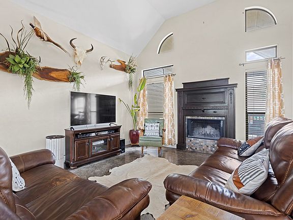 4th image of 602 Persimmon Ct