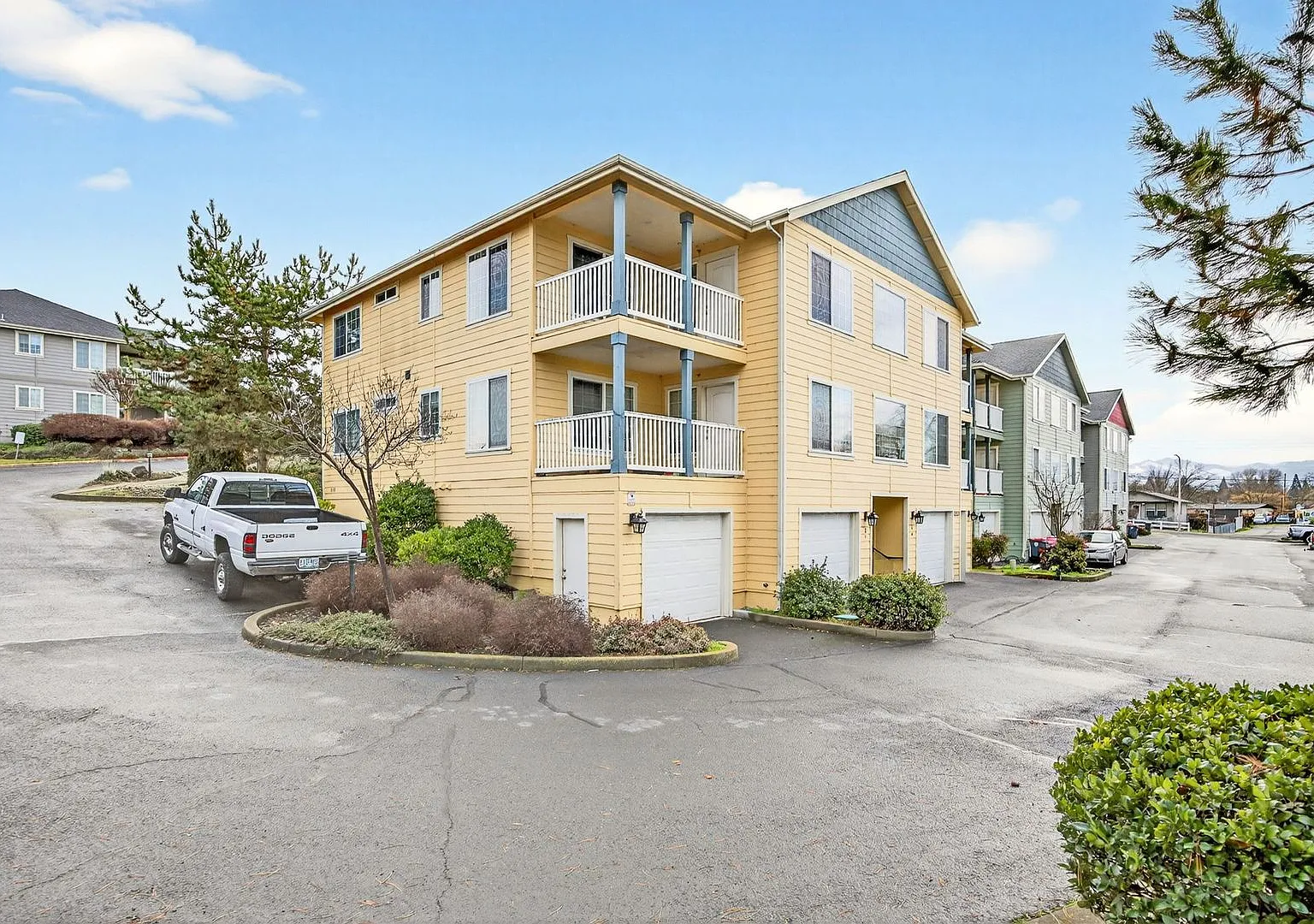 Cute, clean 2 bedroom upstairs apartment with balcony. — Photo 1