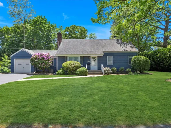 411 8th Avenue, East Northport, NY 11731