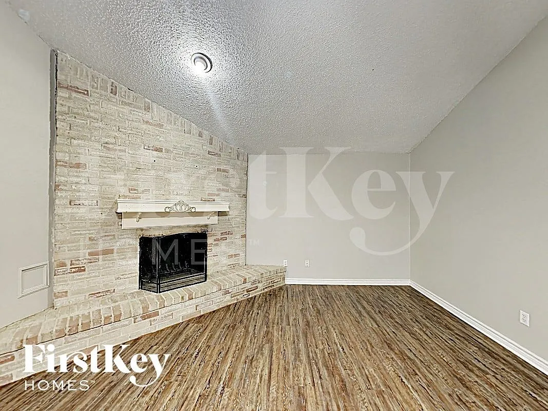 3 bed, 2.0 bath, 1920 sqft, $2,205 — Photo 3