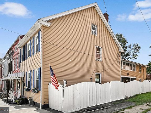 5th image of 219 Walnut St
