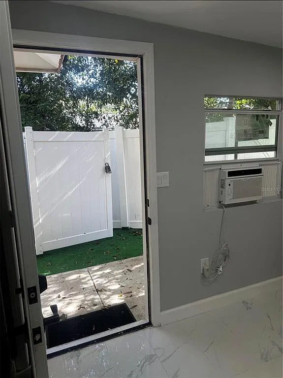 1 bed, 1.0 bath, 650 sqft, $1,000 — Photo 2