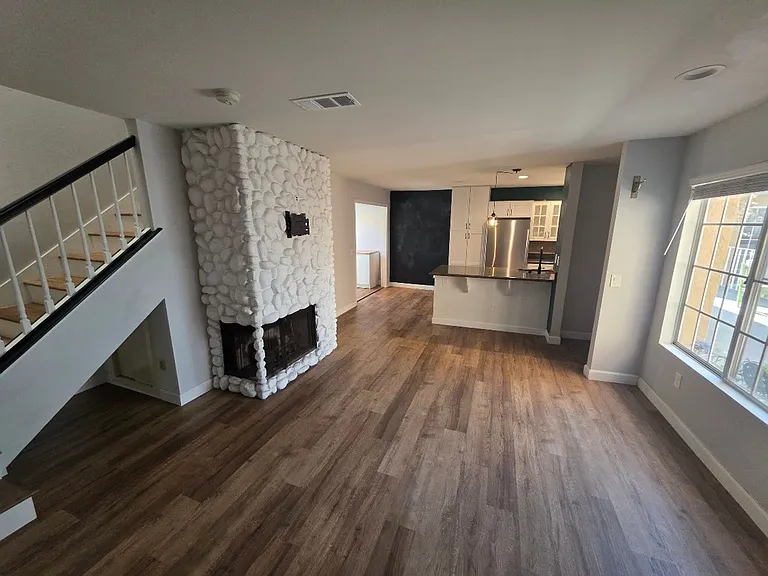 436 Lime Ave #4 — Photo 2