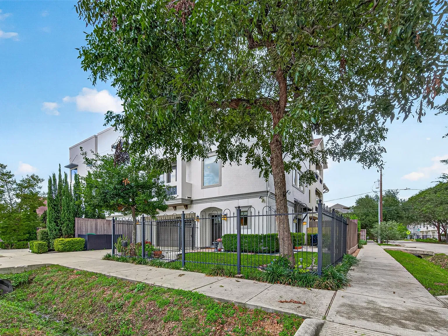 3 bed, 3.5 bath, 3225 sqft, $4,800 — Photo 2
