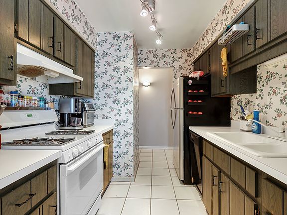 4th image of 4410 W 111th St APT 302