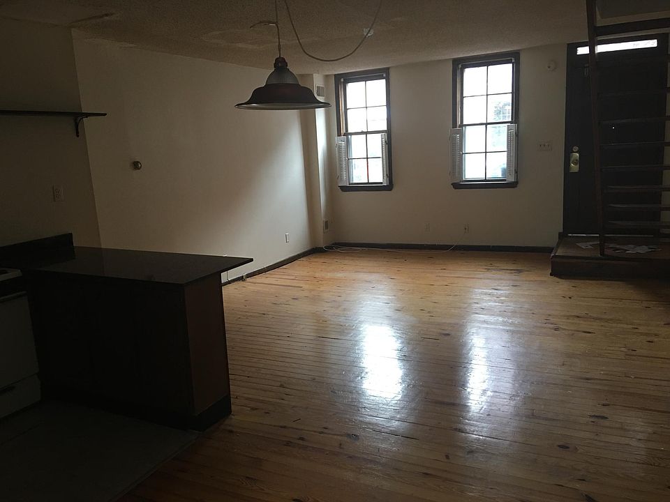 1st image of 749 S 2nd St Rear 1