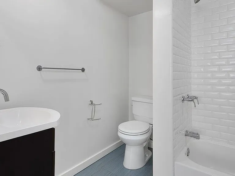 Corinth Apartments — Photo 9