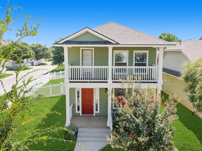 1733 Thompson Trl — Photo 1