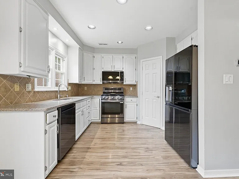 7035 Kings Manor Dr — Photo 13