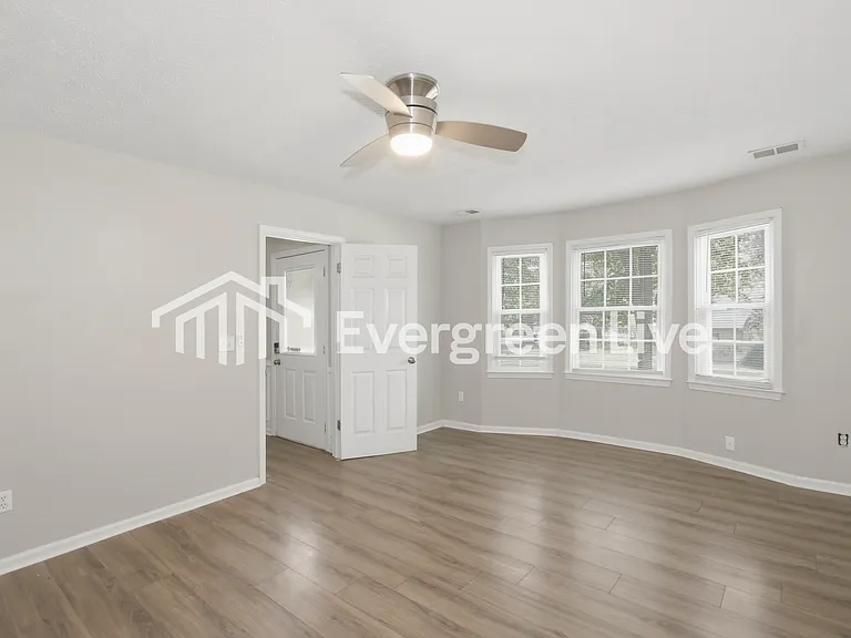 2255 Huntington Dr — Photo 8