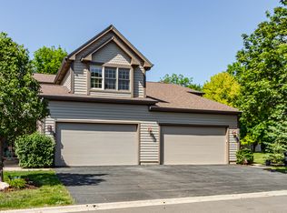 302 Kazimour Dr, Pt Barrington, IL 60010