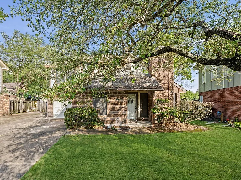25 Regency Ln — Photo 1