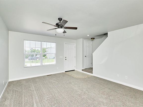 3rd image of 21 Nassau Dr