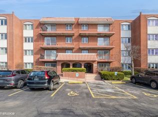 2066 Saint Johns Ave APT 103, Highland Park, IL 60035