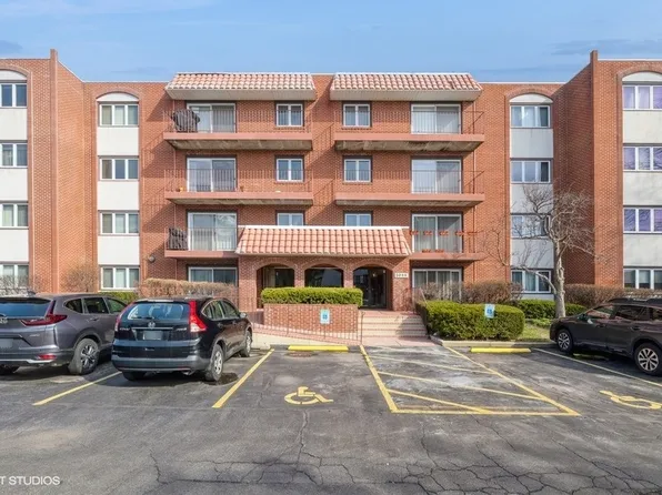 2066 Saint Johns Ave APT 103, Highland Park, IL 60035