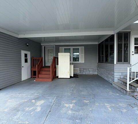 5th image of 194 Rosewood Dr