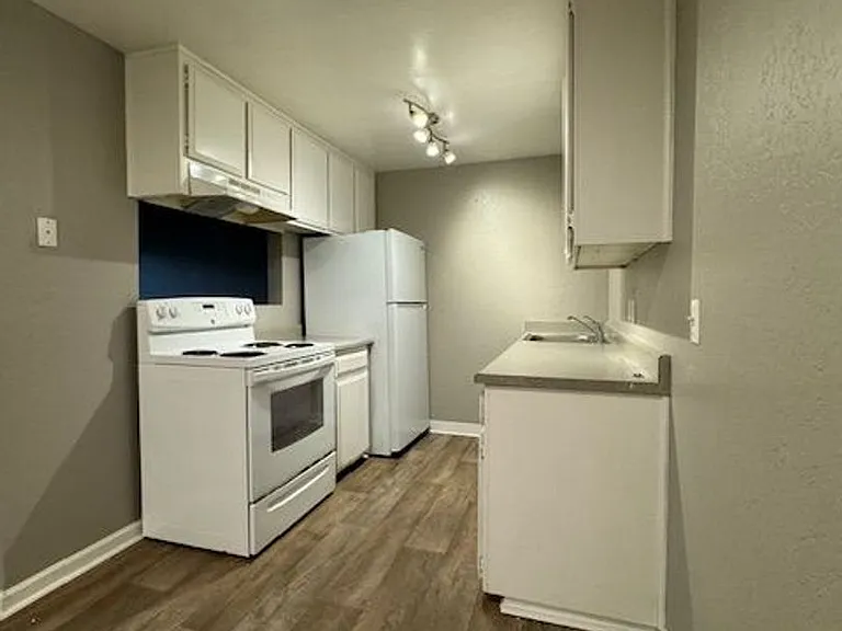 Sequoia Grove Apartments — Photo 17