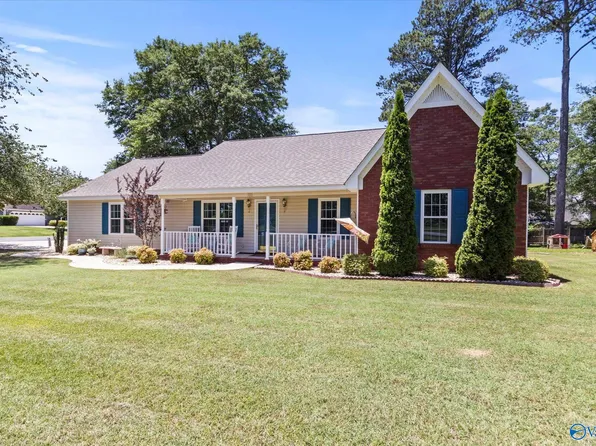 500 Honeysuckle Ln, Albertville, AL 35950