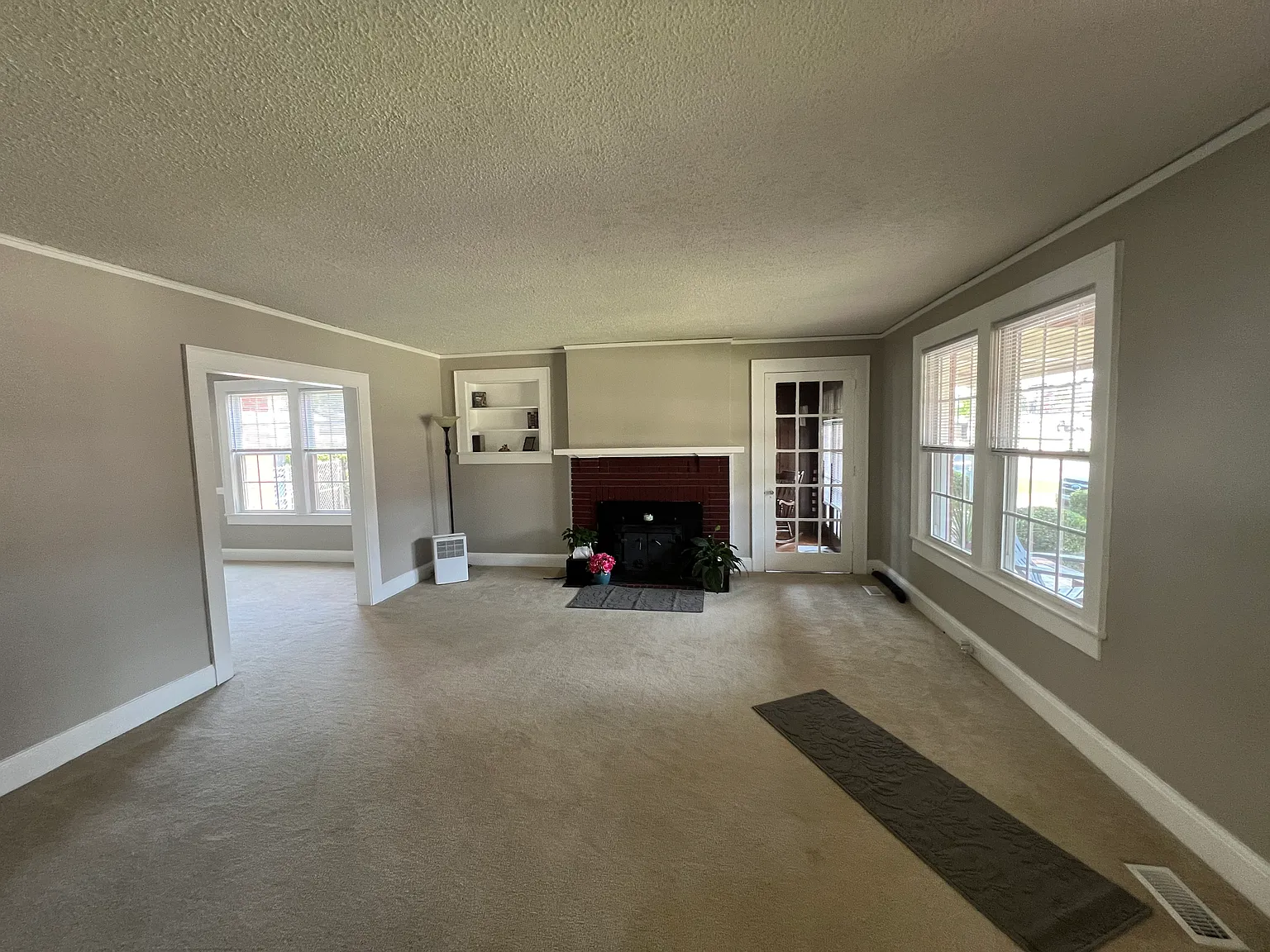 3 bed, 2424 sqft, $2,150 — Photo 2