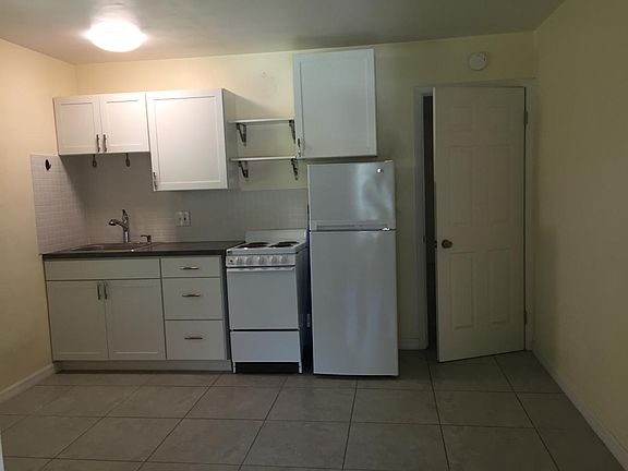 5th image of 820 E Walnut St APT A