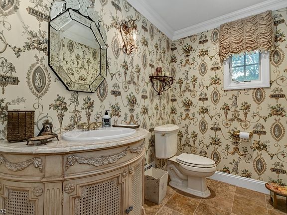 4th image of 62 Whiteoak Dr