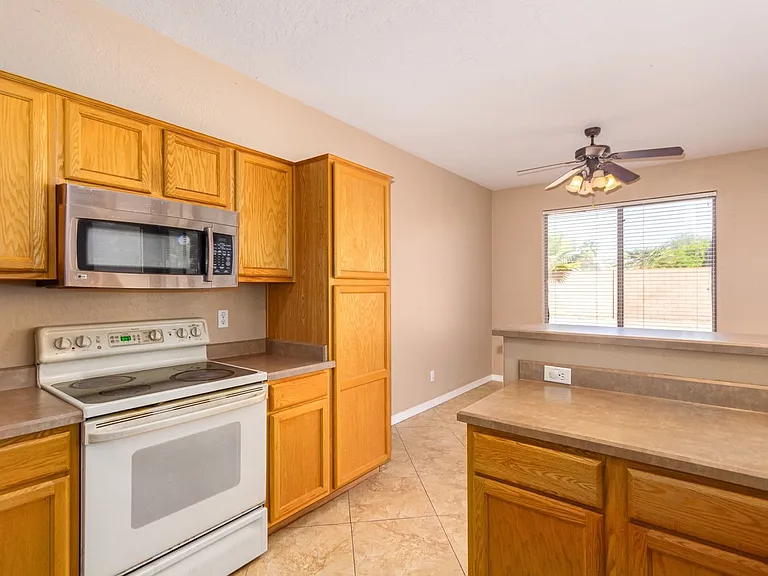 3556 E Hampton Ln — Photo 9
