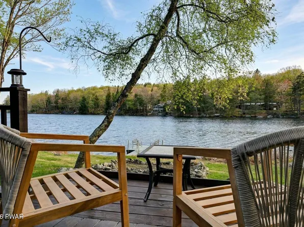 806 Widgeon Ct, Lords Valley, PA 18428