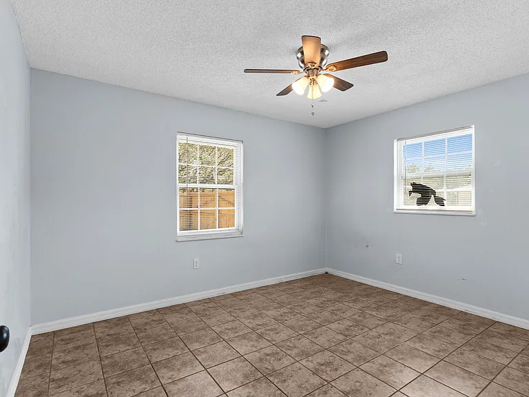 2334 N Roxbury Rd — Photo 16