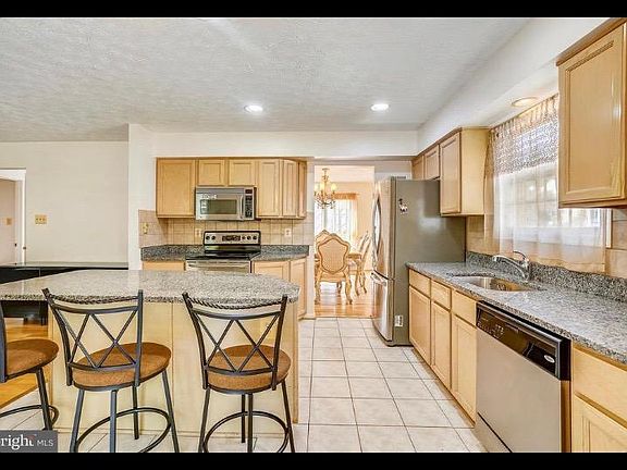 4th image of 9597 Norfolk Ave