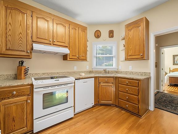 3rd image of 108 Commons Dr