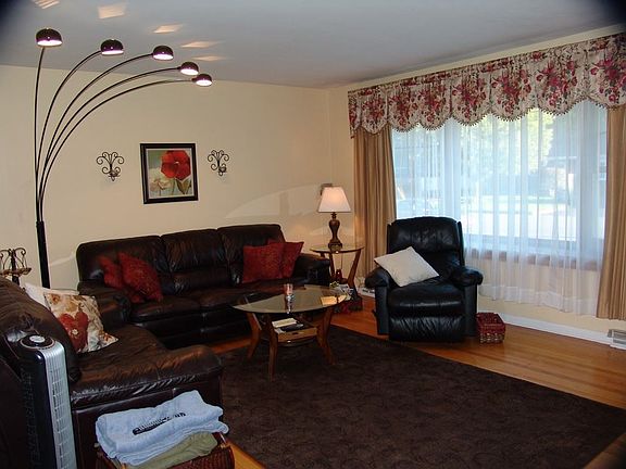 3rd image of 13 Brentwood Ln