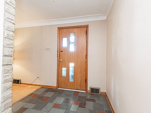 3rd image of 449 Colonial Dr