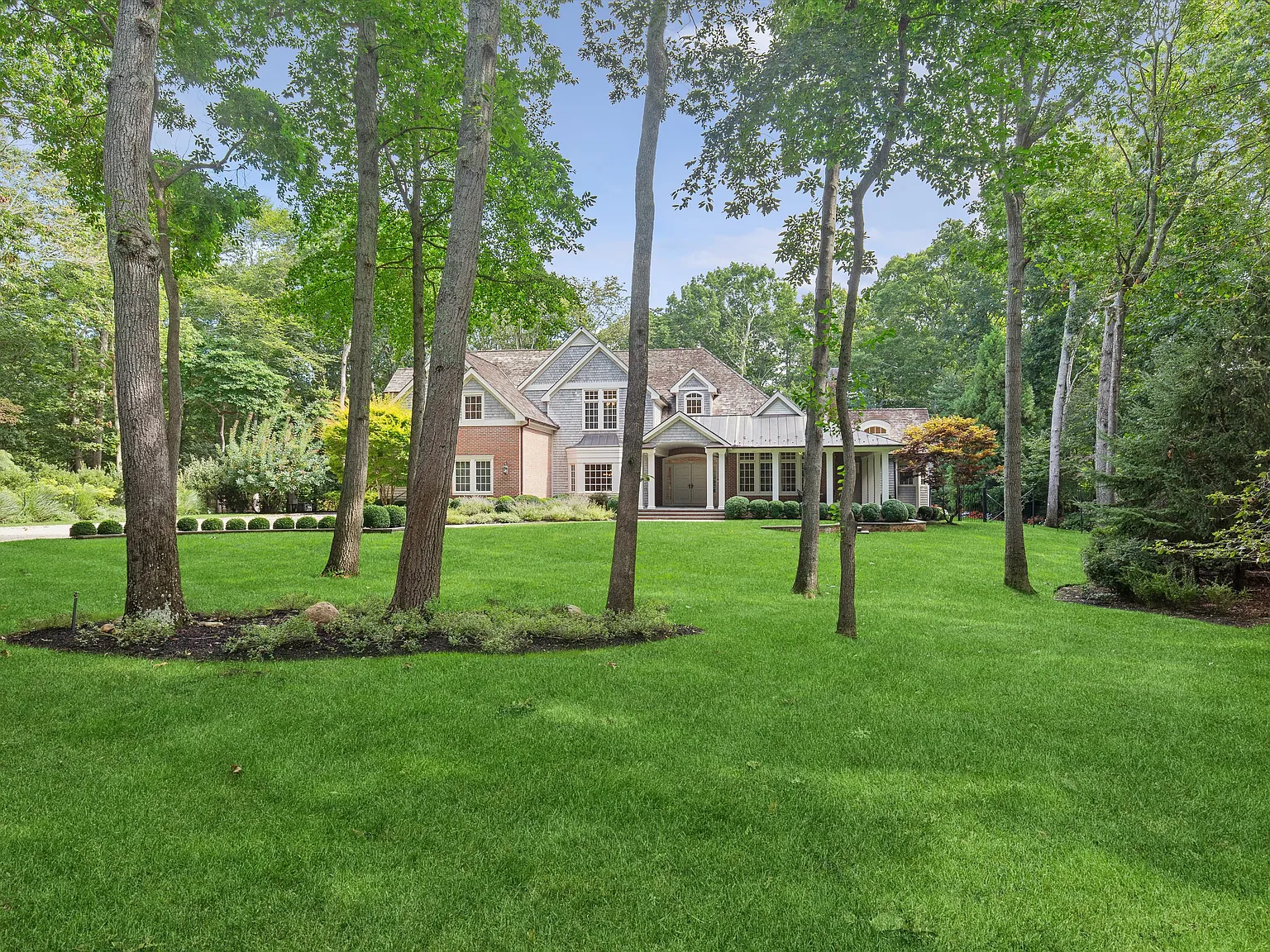 Charming North Haven Traditional, Pool & Private a Rare Find — Photo 1