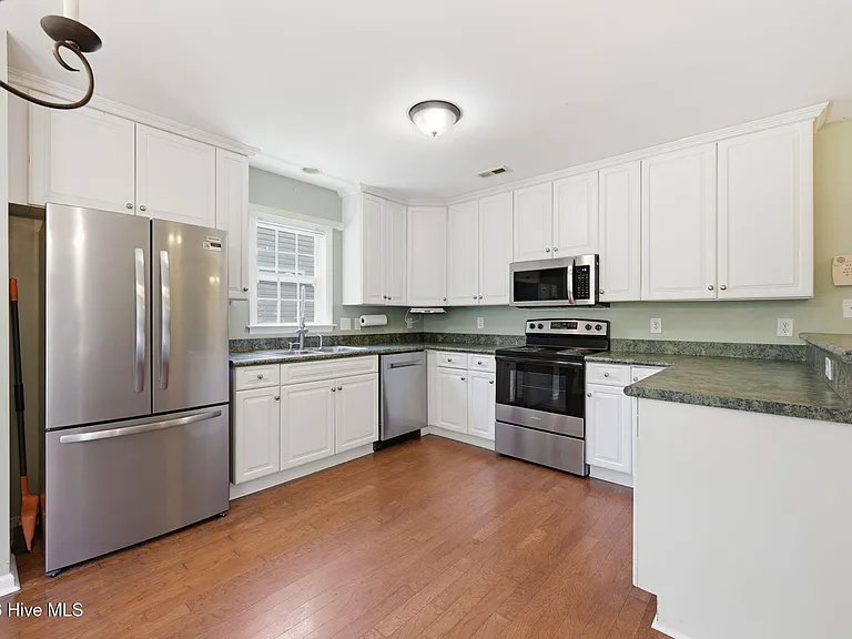 106 Lakeside Green Dr — Photo 8