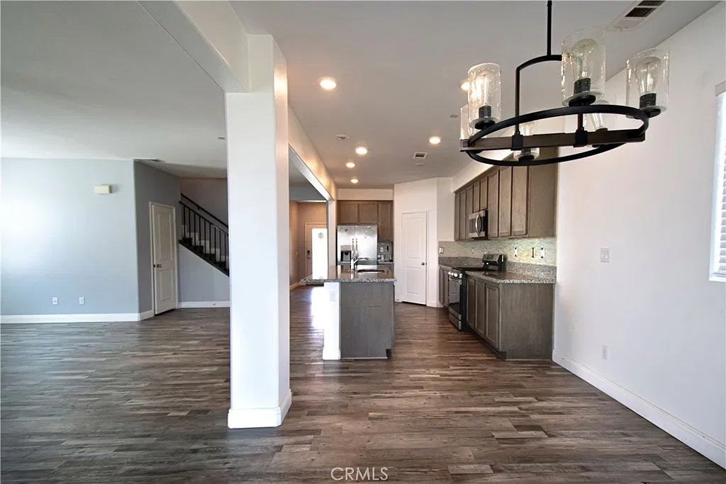 4 bed, 2.5 bath, 2705 sqft, $2,960 — Photo 3
