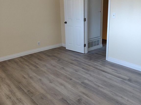 5th image of 1017 Oxford Dr #C