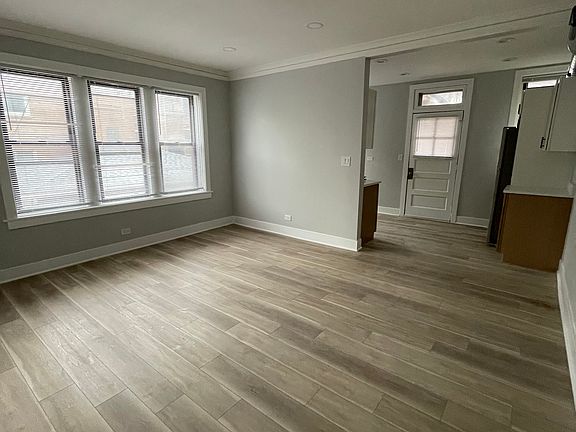 3rd image of 6150 N Francisco Ave #1