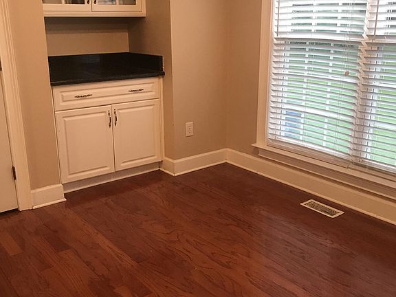 Eat-in breakfast area with built-ins