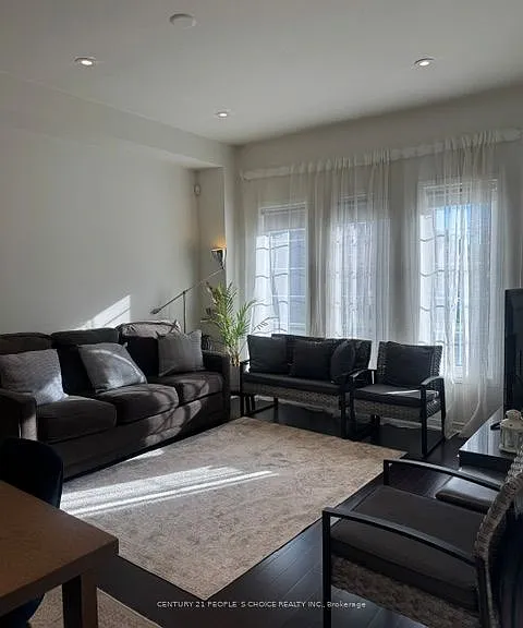33 Mansbridge Cres — Photo 5